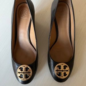 TORY BURCH LEATHER PUMPS - SIZE 7 US - BLACK - ROUND TOE WITH WEDGE HEELS